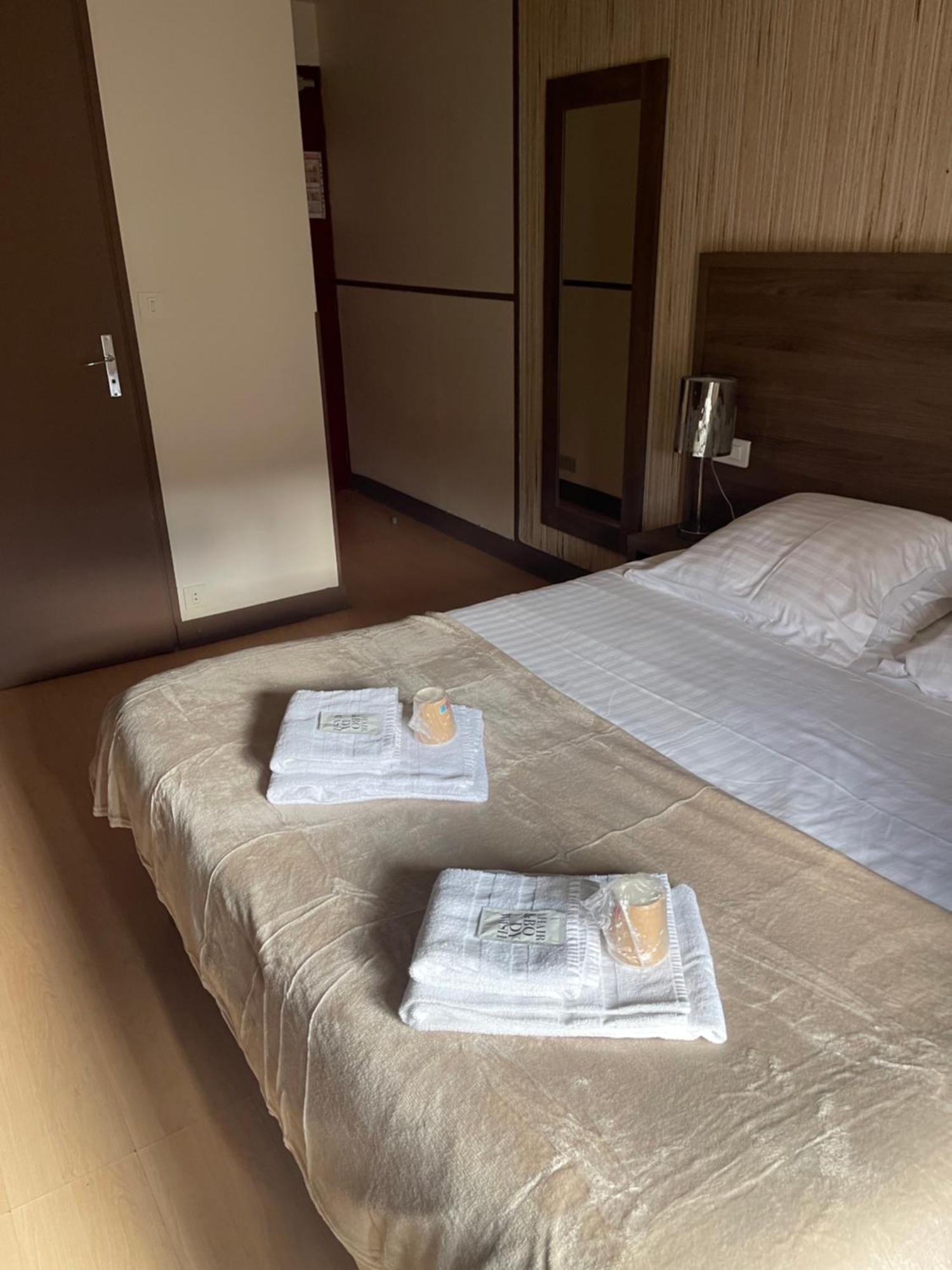 Hotel Du Commerce Semur-en-Auxois Esterno foto