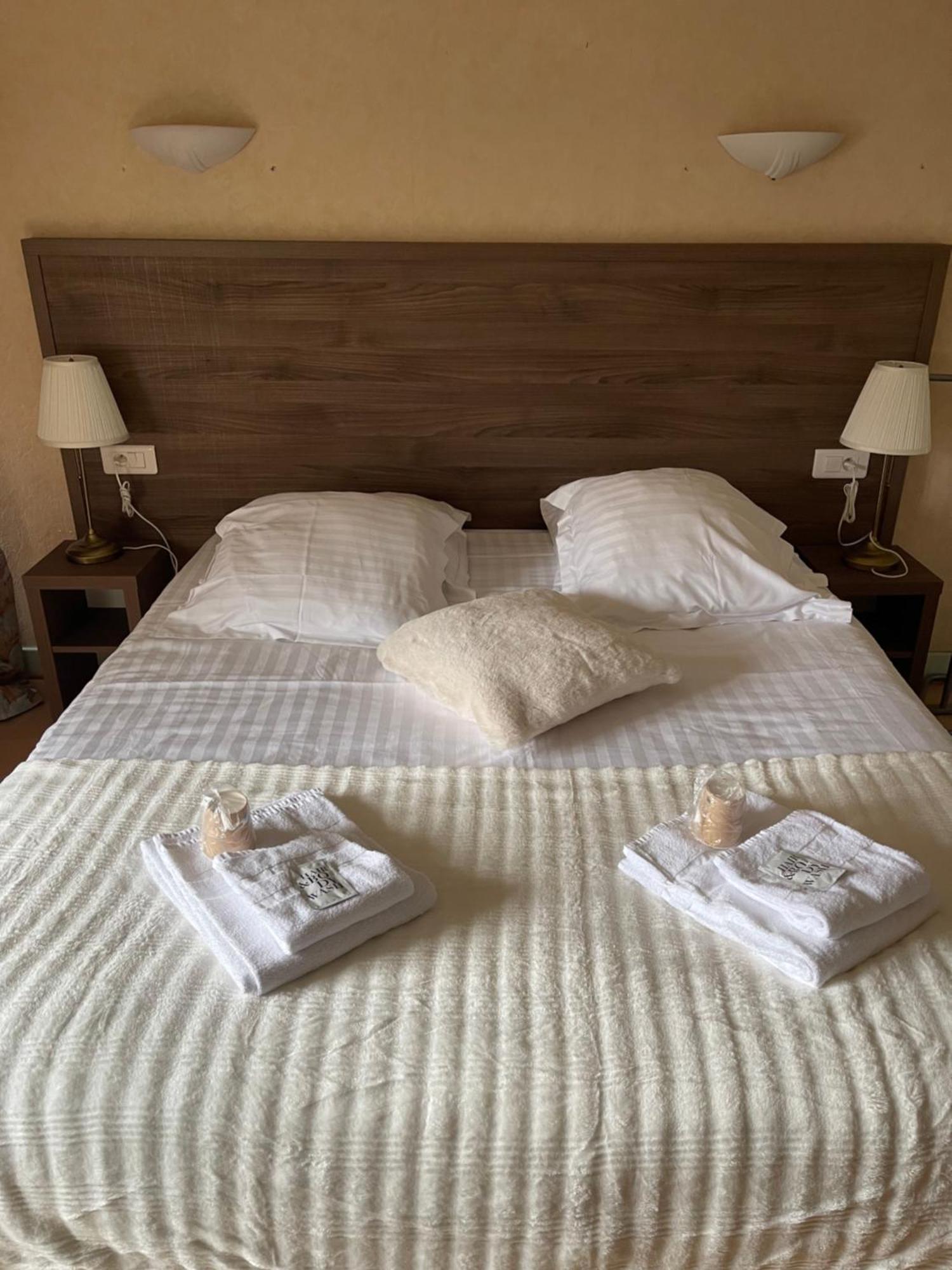 Hotel Du Commerce Semur-en-Auxois Esterno foto